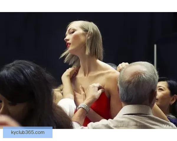 范德比尔特戏弄东契奇要求穿自己衣服戴金链 在更衣室走秀一番